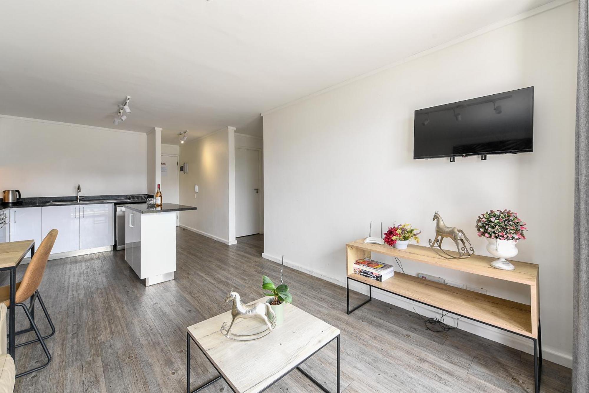 Modern 2 Bedroom Unit In District Six Appartement